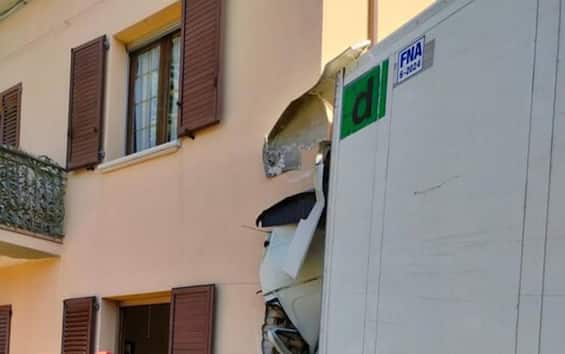 Camion Si Schianta Contro Una Casa Grave Il Conducente Sky TG24