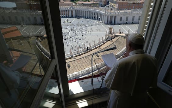 Papa Francesco Si Affaccia In Piazza San Pietro Dopo Mesi Un