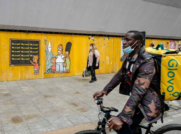 Maternit Surrogata Murales Di Elly Schlein E Giorgia Meloni Nude E Incinte A Milano Sky Tg