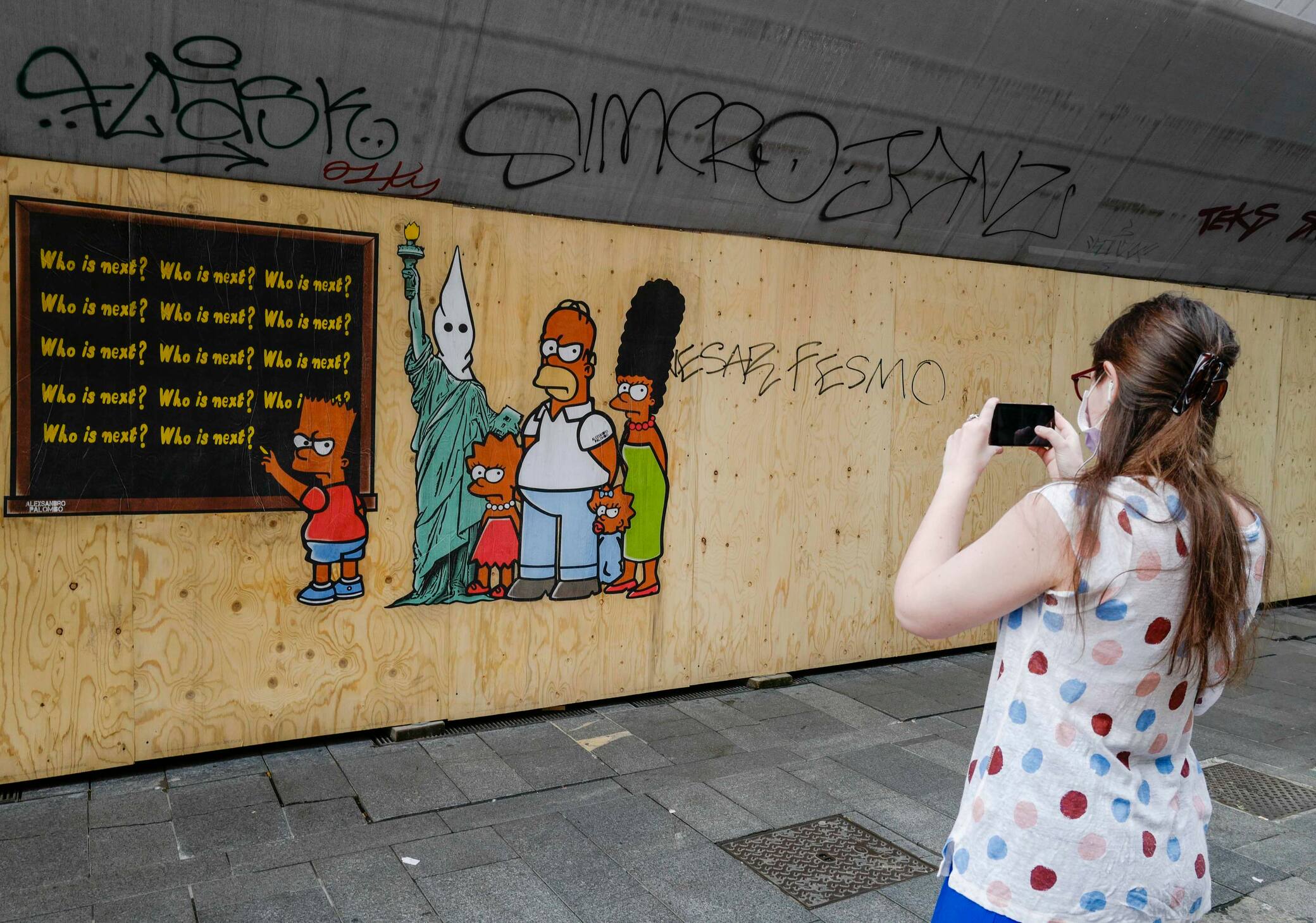 Maternit Surrogata Murales Di Elly Schlein E Giorgia Meloni Nude E Incinte A Milano Sky Tg