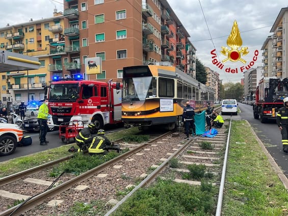 Incidente A Milano 14enne Investito E Ucciso Dal Tram Verifiche Sulla