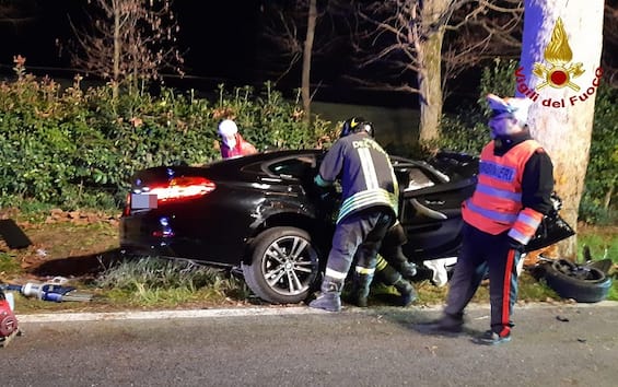 Treviso Auto Contro Platano Morte Due Ragazze E Due Giovani Feriti