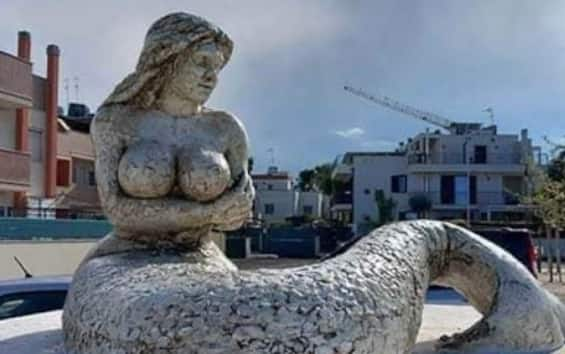 Statua Della Sirena A Monopoli Polemiche Per Le Forme Procaci Sky TG24