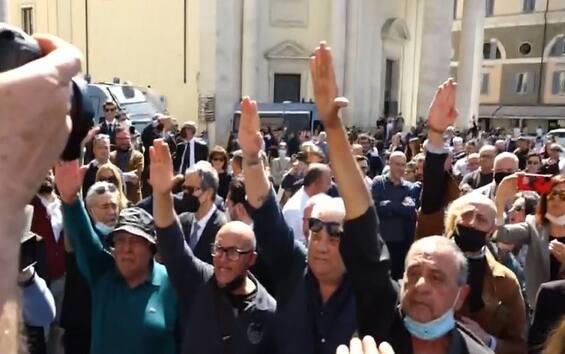 Funerali Di Assunta Almirante Saluti Romani All Uscita Del Feretro