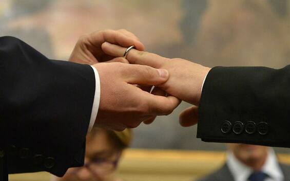 Gorizia Capo Scout Gay Si Sposa Il Parroco Non Pu Fare L Educatore Sky Tg