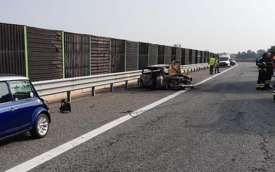 Incidente Sulla Torino Pinerolo Brucia L Auto Pap E Bimba Muoiono