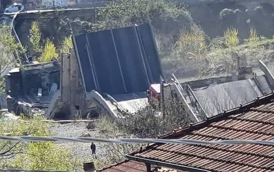 Crollo Ponte Ad Albiano Magra Polstrada Poco Traffico Per Il