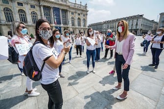 Coronavirus Covid 19 fase 2. L'assessore al lavoro regione Piemote Elena Chiorino a colloquio con le dipendenti e lavoratrici degli asili nido privati che protestano sotto la Regione Piemonte in piazza Castello. Torino 21 maggio 2020 ANSA/TINO ROMANO