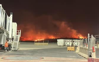 A strong fire is affecting the area of ??the Falcone Borsellino airport which has been closed to air traffic in Palermo, Sicily, Italy, 25 July 2023.
ANSA - BEST QUALITY AVAILABLE
