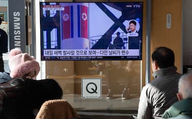 epa10987053 People watch a news broadcast at a station in Seoul, South Korea, 21 November 2023. North Korea could launch its military spy satellite as early as  within a week or so , according to the South Korea's defense minister on 20 November. North Korea has notified Japan of a plan to launch a space rocket between 22 November and 01 December.  EPA/JEON HEON-KYUN