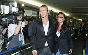 NARITA, JAPAN  - JUNE 18:  English footballer David Beckham and his wife Victoria arrive at New Tokyo International Airport on June 18, 2003 in Narita, Chiba-Prefecture, Japan.  The England mid - fielder Beckham 28, has ended weeks of speculation by agreeing personal terms on a four year contract from Manchester United to Spanish football giants Real Madrid, worth ?24.5m.  (Photo by Koichi Kamoshida/Getty Images).