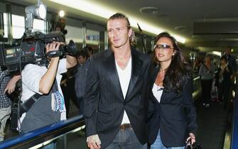 NARITA, JAPAN  - JUNE 18:  English footballer David Beckham and his wife Victoria arrive at New Tokyo International Airport on June 18, 2003 in Narita, Chiba-Prefecture, Japan.  The England mid - fielder Beckham 28, has ended weeks of speculation by agreeing personal terms on a four year contract from Manchester United to Spanish football giants Real Madrid, worth ?24.5m.  (Photo by Koichi Kamoshida/Getty Images).