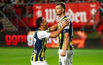 epa10831937 Edin Dzeko of Fenerbahce celebrates the 0-1 during the UEFA Conference League play-offs match between FC Twente and Fenerbahce SK at Stadion De Grolsch Veste in Enschede, Netherlands, 31 August 2023.  EPA/VINCENT JANNINK