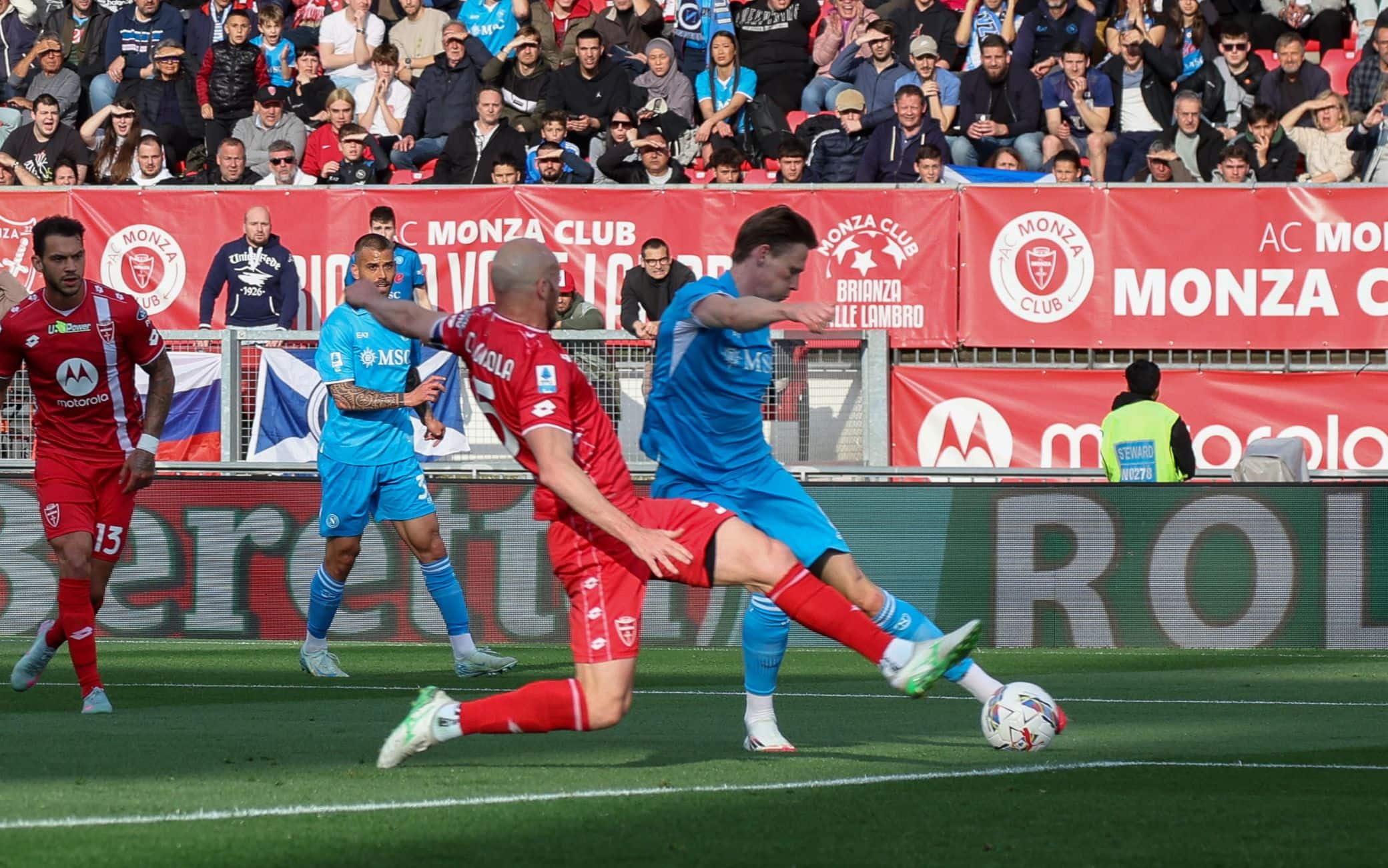 18' - Ancora McTominay: innescato sulla sinistra dell'area prova il tiro-cross al centro. Caldirola devia e la palla esce alta di poco sopra la traversa.