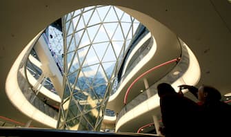 epa01648344 Shoppers are pictured shortly after the opening of the new shopping mall 'My Zeil' in downtown Frankfurt Main, Germany, 26 February 2009. The new venue designed by Italian star architect Massimiliano Fuksas comprises eight levels with almost 100 different stores. 'My Zeil' is part of large-scale project 'Palais Quartier', one of Germany's largest inner-city construction projects with costs amounting to nearly one billion euros.  EPA/FRANK RUMPENHORST