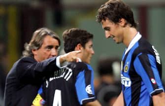 epa00828697 Swedish forward Zlatan Ibrahimovic (R) of Internazionale FC leaves the field as team's coach Roberto Mancini (L) gives instructions to Argentinian captain Javier Aldemar Zanetti during the Champions League group B soccer match against Bayern Munich in Milan's San Siro-Giuseppe Meazza stadium late Wednesday 27 September 2006.  EPA/DANIEL DEL ZENNARO