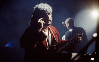 Pino Daniele performs on stage, Napoli, Italy, 1994 (Photo by Luciano Viti/Getty Images)