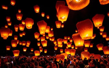 epa10448700 People release sky lanterns during the celebration of the Sky Lantern Festival, in Pingxi, New Taipei City, Taiwan, 05 February 2023. Local Taiwanese and foreign tourists released thousand of lanterns into the sky to wish for peace and happiness.  EPA/RITCHIE B. TONGO