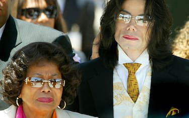 SANTA MARIA, CA - JUNE 3:    Michael Jackson and his mother Katherine Jackson exit the courtroom after his child molestation trial is turned over to the jury for delibration at the Santa Barbara County Courthouse June 3, 2005 in Santa Maria, California. Jackson is charged in a 10-count indictment with molesting a boy, plying him with liquor and conspiring to commit child abduction, false imprisonment and extortion.  (Photo by Frederick M. Brown/Getty Images) 