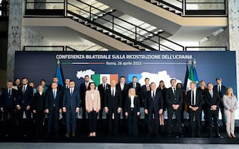 La foto family al termine della conferenza bilaterale a Roma sulla ricostruzione dellUcraina