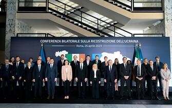 La foto family al termine della conferenza bilaterale a Roma sulla ricostruzione dellUcraina