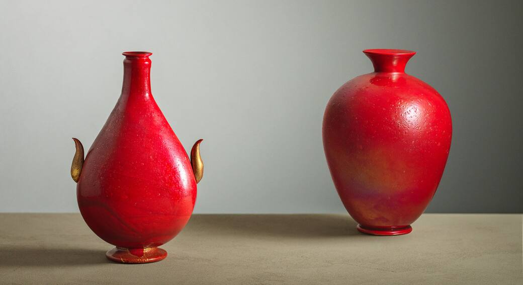 Vasi in pasta vitrea rosso corallo, N. Martinuzzi, Zecchin Martinuzzi, 1933, collezione G. Alessandri, collezione A. Marcora. Ph. Enrico Fiorese /Corallo pasta vitrea vases, N. Martinuzzi, Zecchin Martinuzzi, 1933, G. Alessandri collection; A. Marcora col