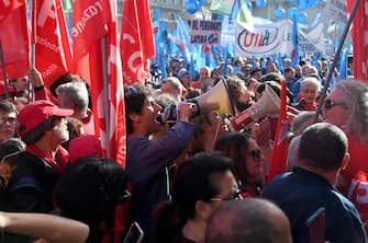 Alcuni studenti universitari lanciano slogan con il megafono durante la manifestazione nazionale di CGIL e UIL per lo sciopero generale 
Roma, 17 novembre 2023. 
ANSA/FABIO CIMAGLIA
