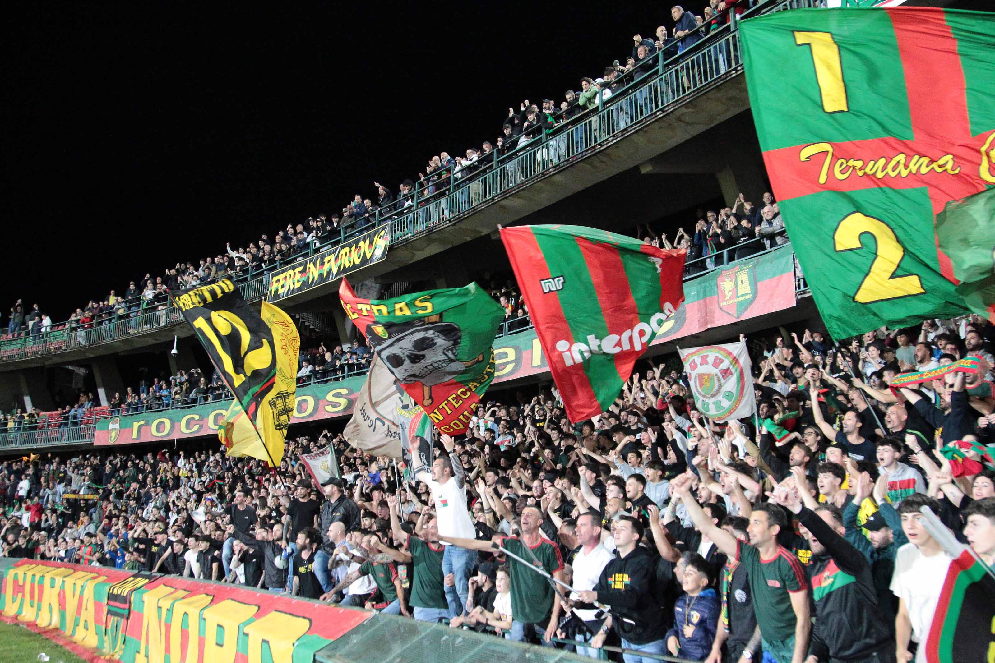 I tifosi della Ternana festeggiano il passaggio di turno I tifosi della Ternana festeggiano il passaggio di turno