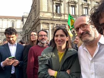 La segretaria del Partito Democratico (PD), Elly Schlein, in piazza Scala a Milano dove è in corso la manifestazione "Giù le mani dai nostri figli e dalle nostre figlie" promossa da I Sentinelli, associazione Famiglie Arcobaleno e CIG Arcigay per protestare contro lo stop imposto al Comune alle trascrizioni dei figli di coppie dello stesso sesso, 18 marzo 2023.
ANSA/MATTEO BAZZI