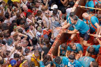 epa10828466 People participate in La Tomatina, a traditional and world-wide known tomato fight festival, in Bunol, Valencia province, eastern Spain, 30 August 2023. As every year on the last Wednesday of August, thousands of people visit the small village of Bunol to attend the Tomatina, a battle in which tons of ripe tomatoes are used to throw at each other.  EPA/MIGUEL ANGEL POLO