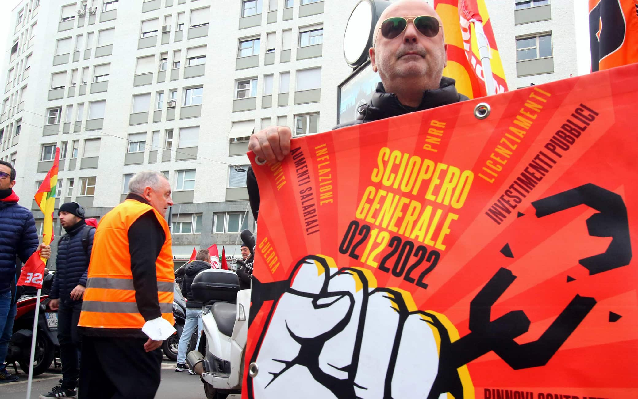 Manifestazione per sciopero generale dei sindacati di base contro la manovra del Governo e per la pace, Milano, 02 dicembre 2022.
ANSA/PAOLO SALMOIRAGO