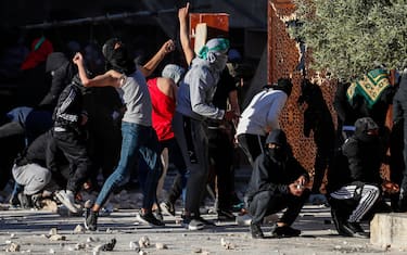 Palestinian demonstrators clash with Israeli police at Jerusalem's Al-Aqsa mosque compound on April 15, 2022. (Photo by Ahmad GHARABLI / AFP) (Photo by AHMAD GHARABLI/AFP via Getty Images)