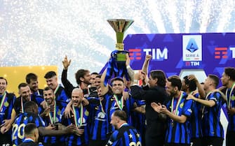 Inter Milan's Argentine forward #10 Lautaro Martinez lifts the trophy with teammates during a ceremony for the Italian Champions following the Italian Serie A football match between Inter Milan and Lazio in Milan, on May 19, 2024. Inter celebrates his 20th Scudetto. (Photo by Marco BERTORELLO / AFP) (Photo by MARCO BERTORELLO/AFP via Getty Images)