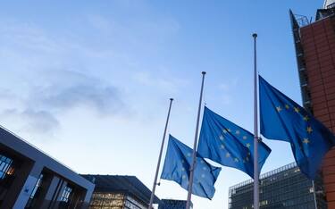 (201104) -- BRUSSELS, Nov. 4, 2020 (Xinhua) -- The EU flags fly at half-mast outside the European Commission headquarters to pay tribute to the victims of the attacks in France and Austria, in Brussels, Belgium, Nov. 3, 2020. (Xinhua/Zheng Huansong) - Zheng Huansong -//CHINENOUVELLE_12228/2011040842/Credit:CHINE NOUVELLE/SIPA/2011040844