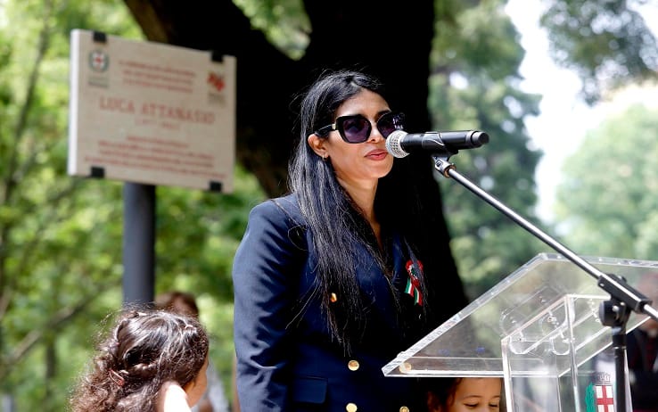 Zakia Seddiki, vedova dell'ambasciatore Luca Attanasio, all'inaugurazione della targa