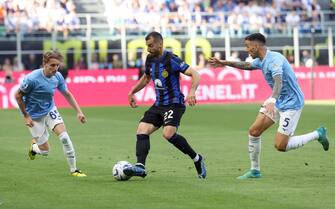 Inter Milan’s Federico Dimarco (C) challenges for the ball with Lazio’s Nicolo' Rovella and his teammate Matias Vecino during the Italian serie A soccer match between Fc Inter  and Lazio  at  Giuseppe Meazza stadium in Milan, 19 May 2024.
ANSA / MATTEO BAZZI