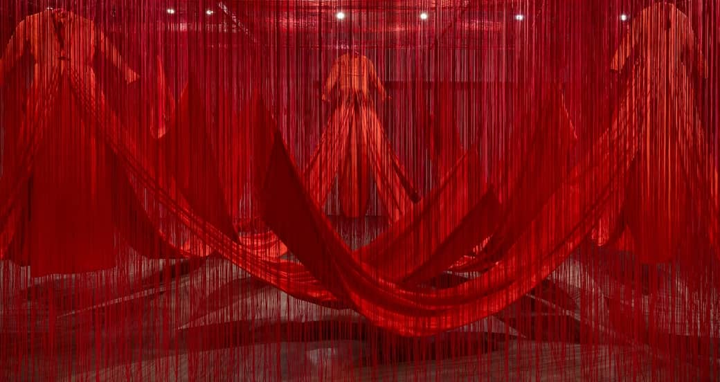 Chiharu_Shiota_Internal_Line_2019._Installation_red_fabric_rope_Japan_House_São_Paulo_Brazil._Photo_by_Ding_Musa._Copyright_VISDA_2022_and_the_artist.jpg