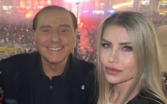 "Con Marta e Barbara ad attendere la squadra. Che bella festa", lo scrive Silvio Berlusconi sul suo profilo twitter postando una foto con Marta Fascina e la figlia Barbara. +++TWITTER/BERLUSCONI++++