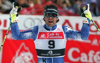 CRA104 - 19980315 - CRANS-MONTANA, SWITZERLAND : Italian Alberto Tomba celebrates in the finish area after winner of the Alpine skiing event of the season, men's slalom, during the Alpine World Cup final in Crans-Montana 15 March. EPA/KEYSTONE/Alessandro della Valle