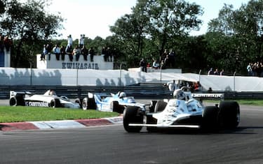 Caos alla partenza: contatto Piquet-Jones