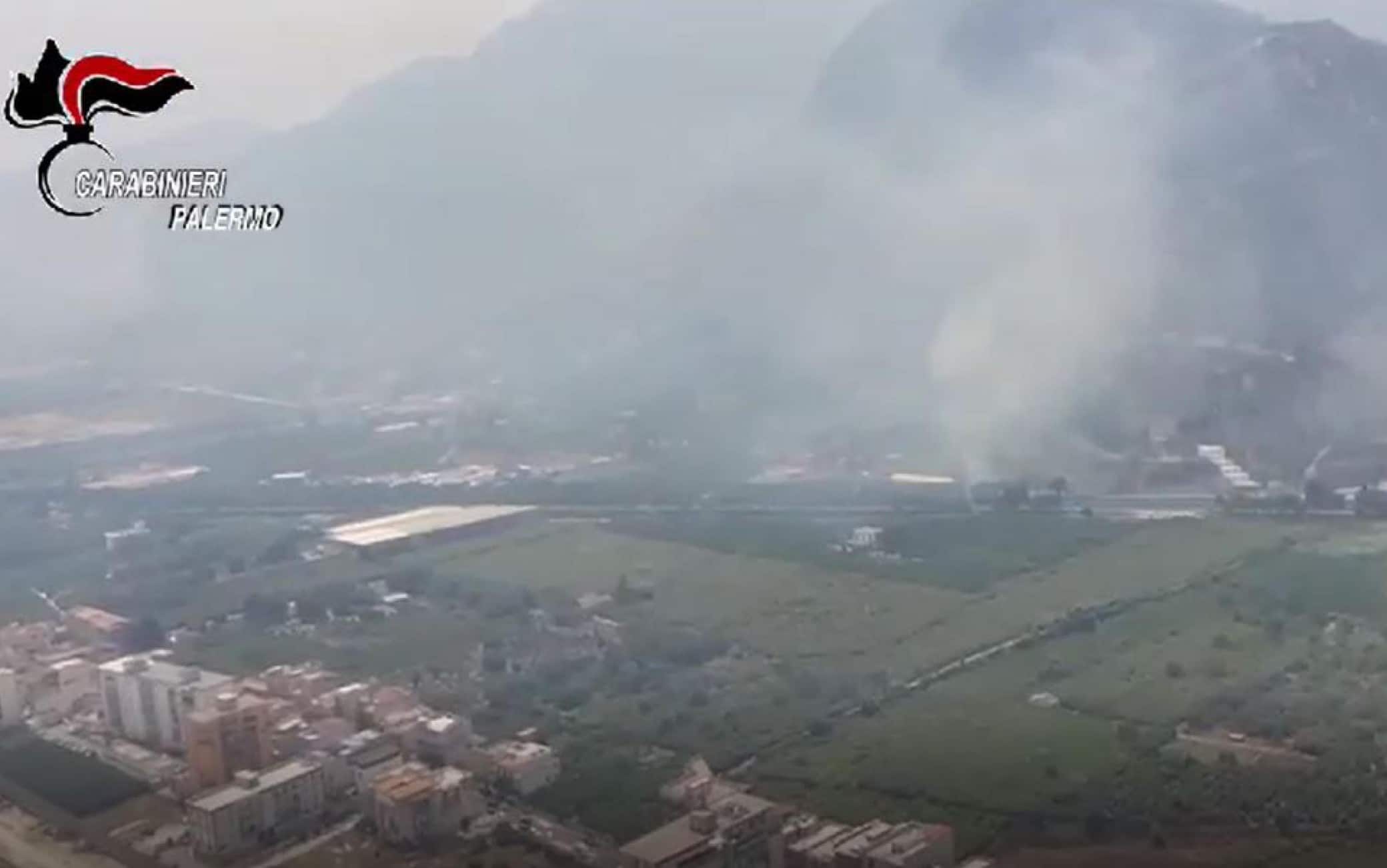 Un frame tratto dal video dei Carabinieri mostra riprese dall'alto dell'incendio tra Palermo, Mondello e Pizzo Sella