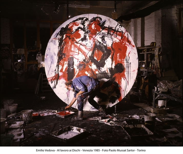 Emilio_Vedova_-_Al_lavoro_ai_Dischi_-_Venezia_1985_-_Foto_Paolo_Mussat_Sartor_Torino_-_1.jpg