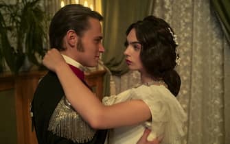 Il Gattopardo. (L to R) Saul Nanni as Tancredi, Deva Cassel as Angelica in episode 104 of Il Gattopardo. Cr. Lucia Iuorio/Netflix © 2025