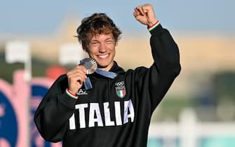 Italy's silver medallist Giorgio Malan poses on the podium during the victory ceremony of the modern pentathlon during the Paris 2024 Olympic Games at the Chateau de Versailles in Versailles on August 10, 2024. (Photo by Miguel MEDINA / AFP)