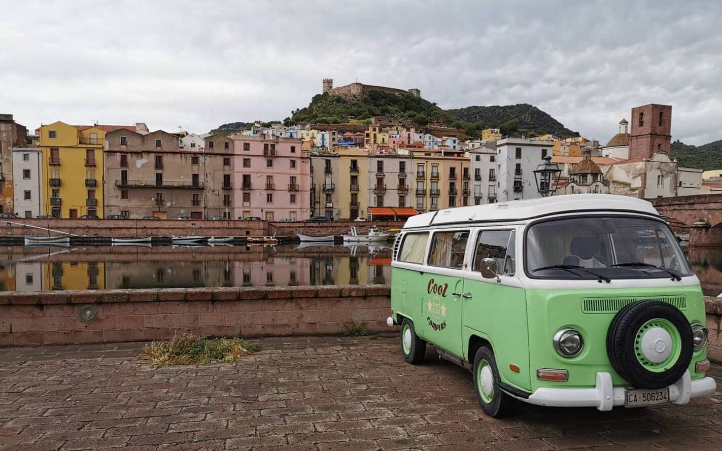 Uno dei mezzi storici di Cool Campers, in Sardegna