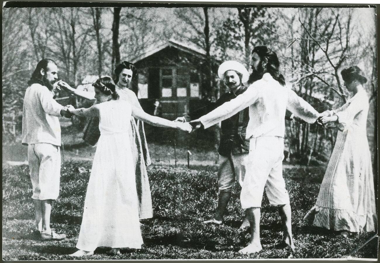Esercizio-di-euritmia-sul-Monte-Verità-1904.-Courtesy-Fondazione-Monte-Verità-e-Fondo-Harald-Szeemann.jpg