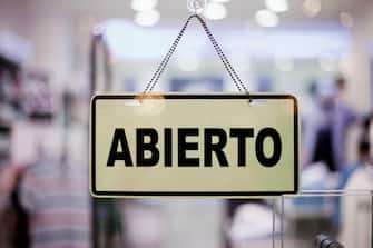 Un cartello in spagnolo 523523712