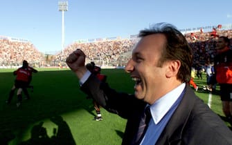 L'allenatore del Milan, Alberto Zaccheroni, festeggia lo scudetto il 23 maggio 1999.
ANSA/MAURIZIO BRAMBATTI