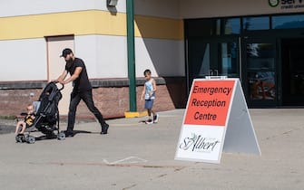 Wildfire evacuees walk out of the evacuee centre in St. Albert, Alta. on Wednesday, August 16, 2023. Photo by Jason Franson/CP/ABACAPRESS.COM