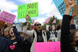 Da New York a Denver, passando per la capitale Washington, migliaia di persone hanno manifestato in diverse città degli Stati Uniti per difendere il diritto all’aborto che è stato oggetto di una profonda revisione da parte della Corte Suprema